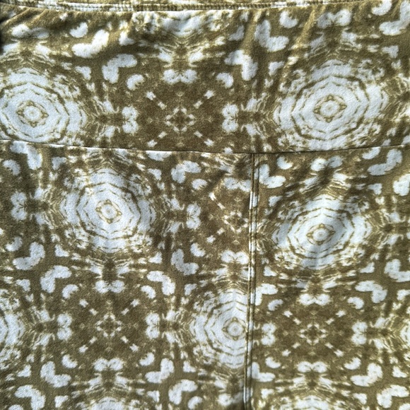 Green Swirl LuLaRoe Tall & Curvy Leggings - Picture 2 of 7